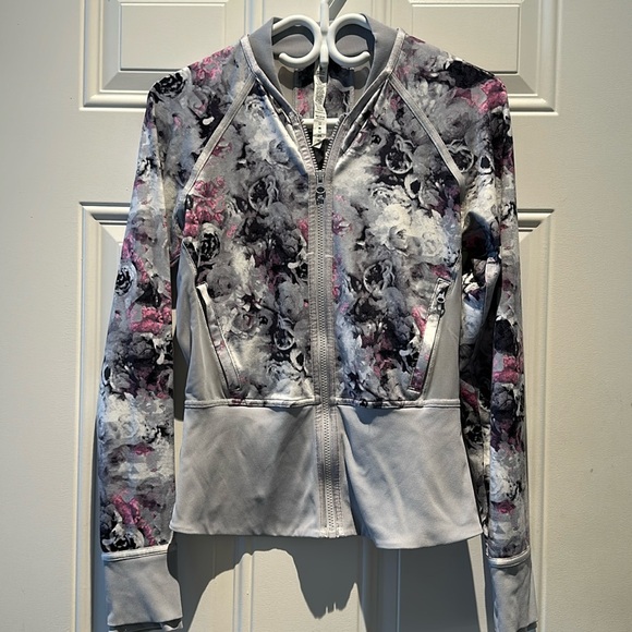 Lululemon Very Gently used Zip Up with Mesh back - Size 4 - Picture 1 of 5